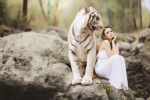 Donna con tigre bianca